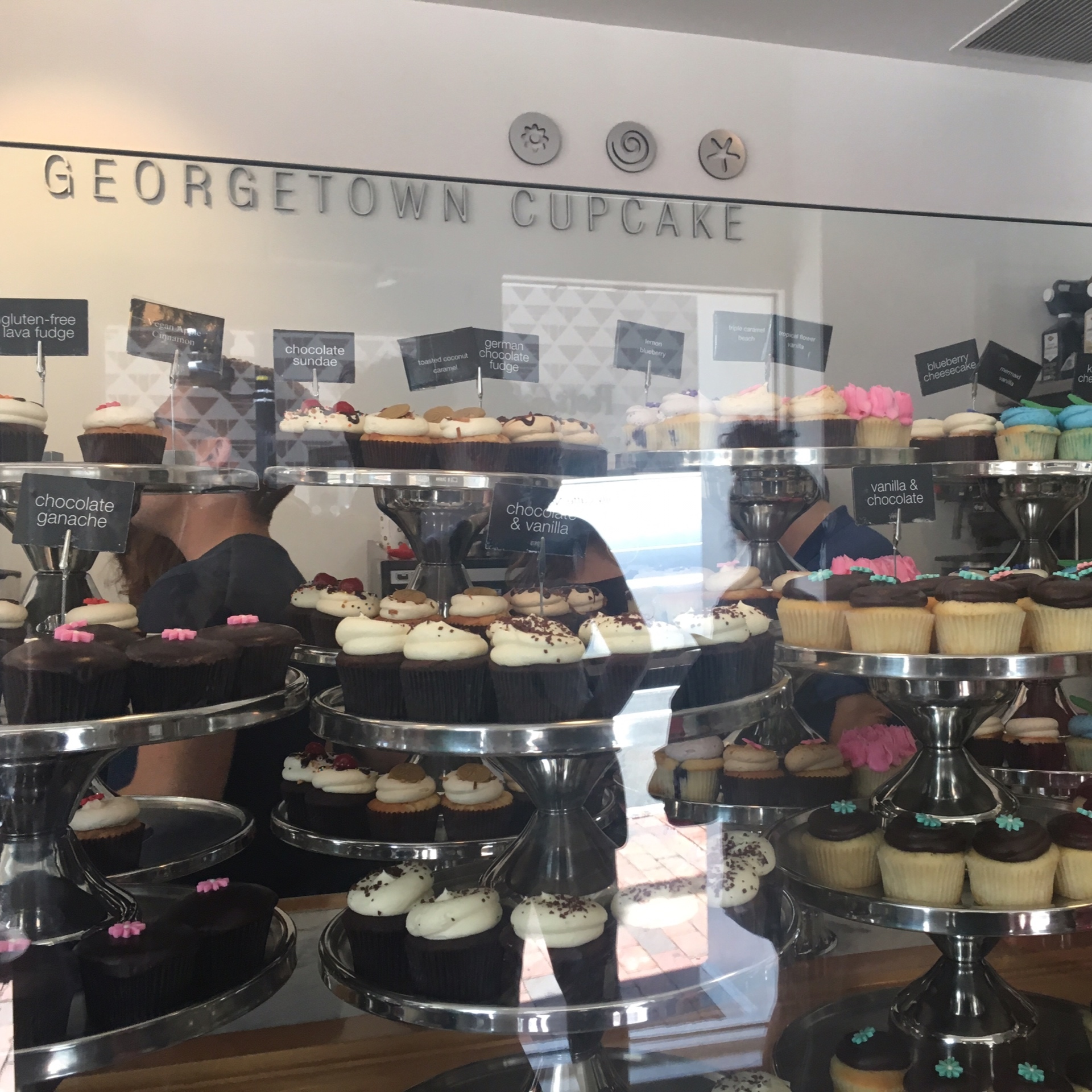 行列の出来るカップケーキ店_1_3