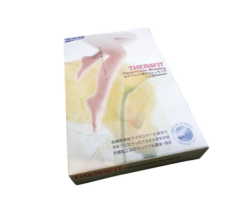 適度な圧力を与えることで、下肢に余分な血液がたまるのを防ぐ医療用の弾性ストッキング。林先生のクリニックでも購入可能。セラフィット¥3,500~