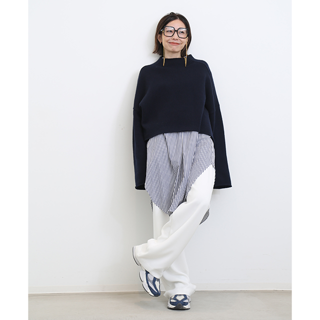 ネイビー+ホワイトのさわやかな色合わせを、重ね着で旬バランスに
