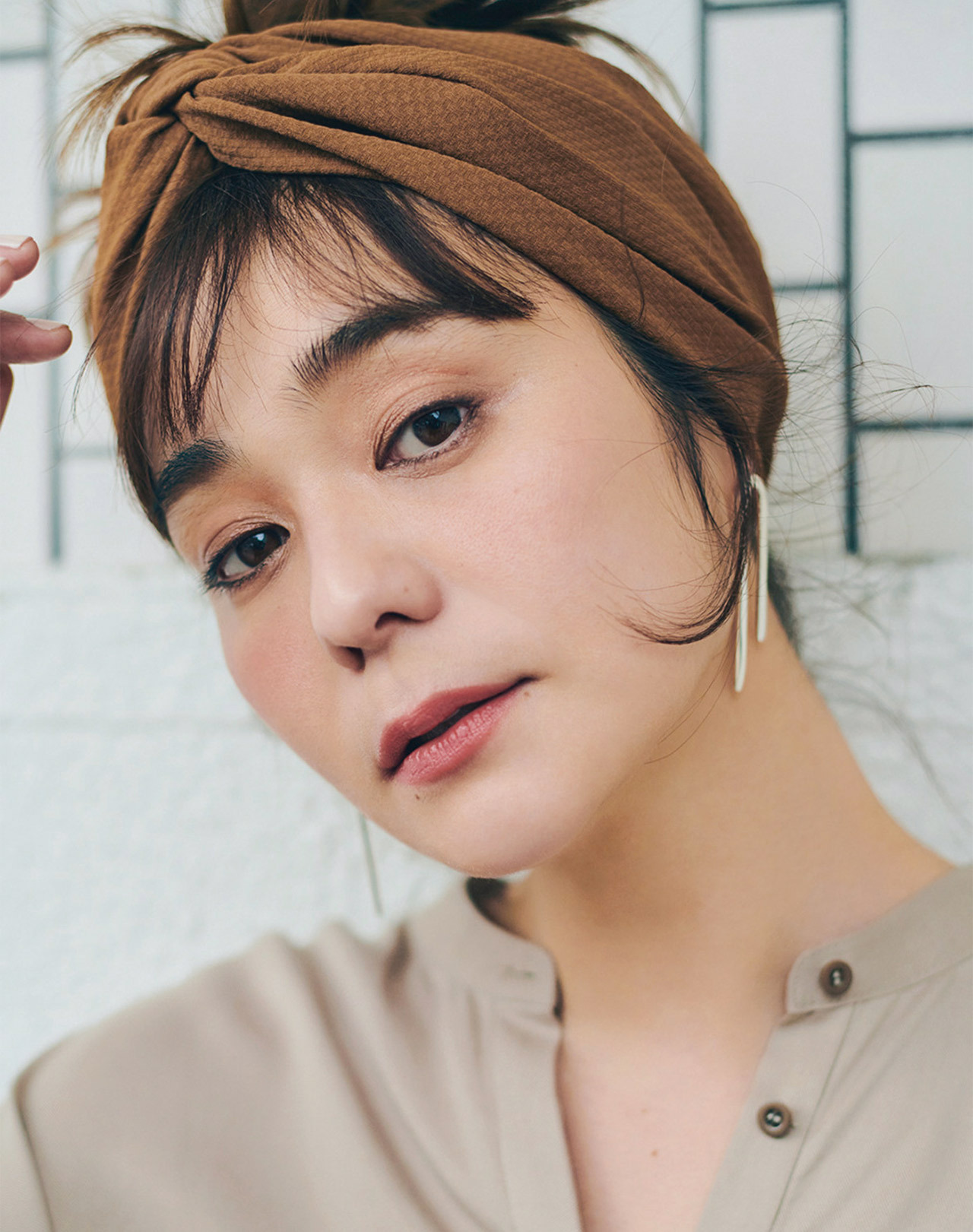 ベージュのヘアバンド×ベージュのワンピース