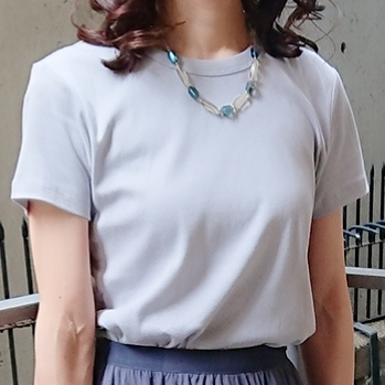 グレーTシャツ ネックレス