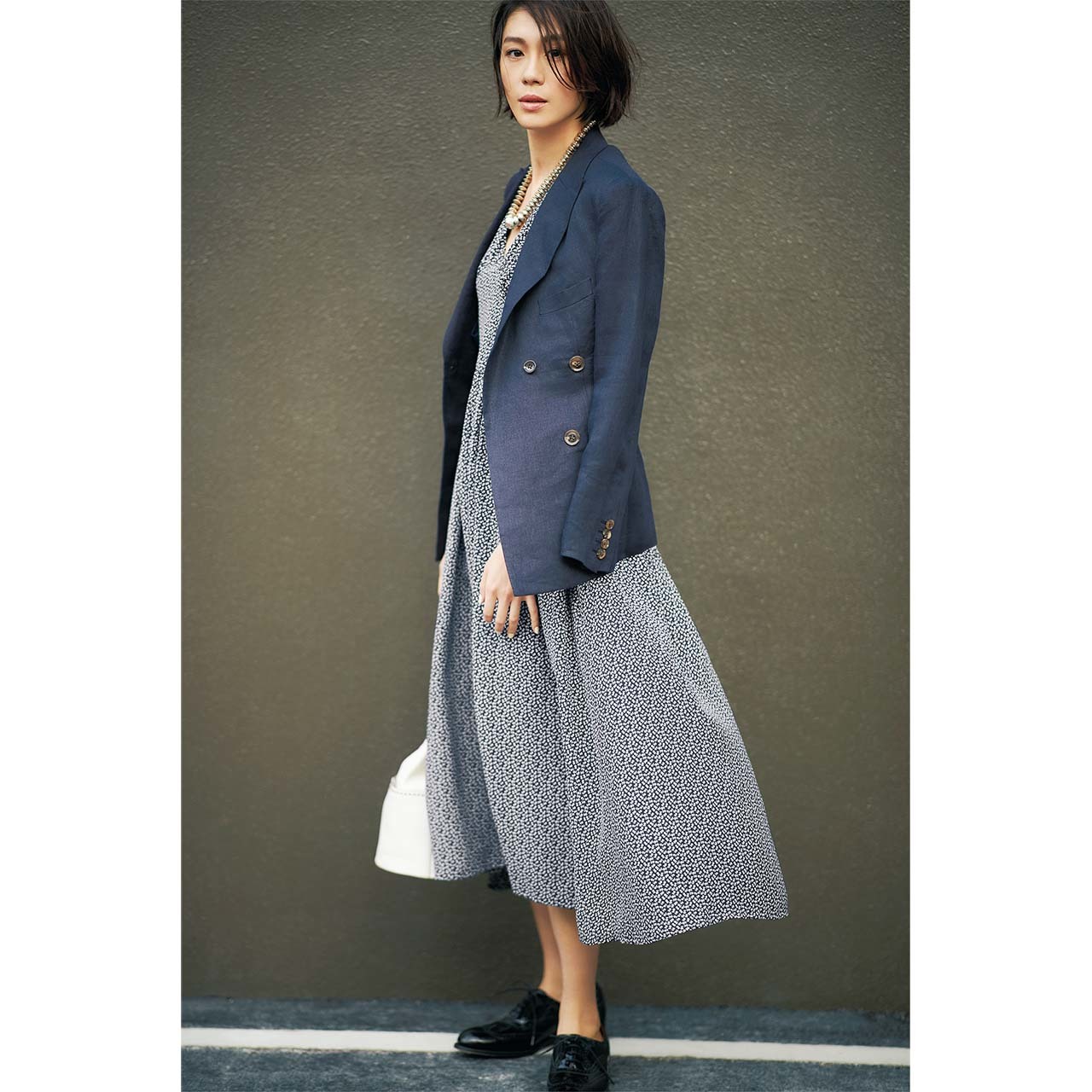花柄選びのコツをスタイリスト徳原文子が提案 花柄は賢く 大胆に選ぶ ファッション誌marisol マリソル Online 40代をもっとキレイに 女っぷり上々 花柄選びのコツをスタイリスト徳原文子が提案 花柄は賢く 大胆に選ぶ ファッション誌marisol マリソル Online 40代をもっとキレイに 女っぷり上々