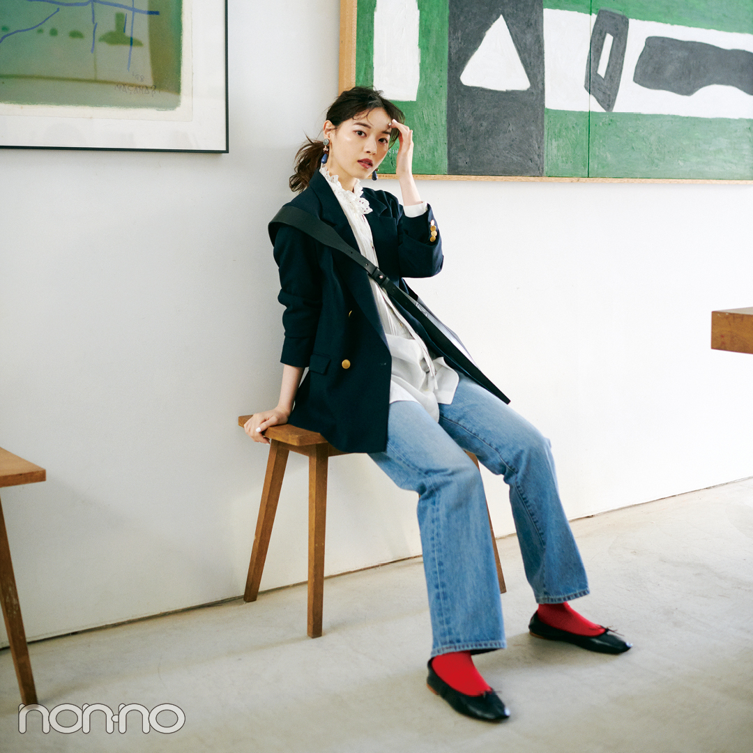 西野七瀬のマリンスタイル金ボタンのブレザーのコーデ