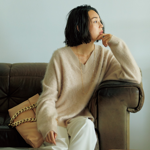 カオスのVネックニットコーデのLIZA