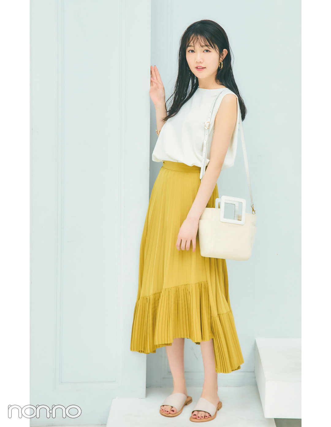 ノースリ×ロングプリーツスカートなら、縦長効果でスタイルアップ! _1_3
