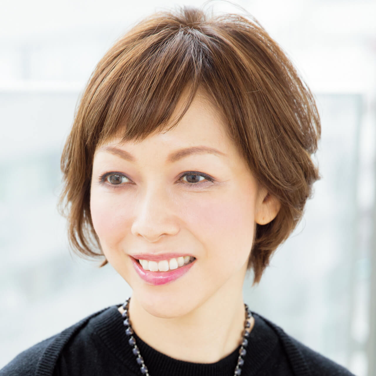 白髪があっても明るい色を楽しみたい!カラーリングとレイヤーで立体ショートに【40代のショートヘア】_1_1