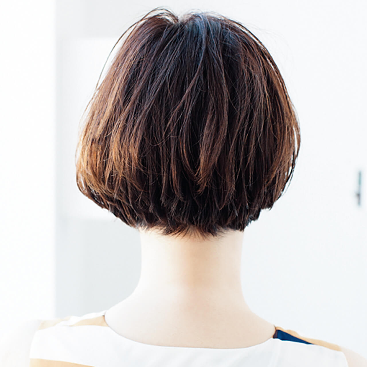 束の動きが透け感をサポート。毛量が多くても涼しげ【40代のショートヘア】_1_3