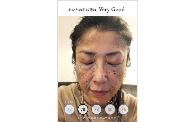 SENSAI シルクスキンチェッカーを使っている様子