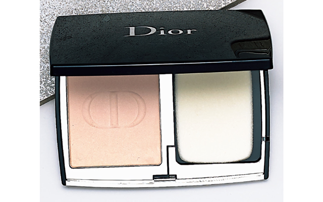 ディオールスキン フォーエヴァー コンパクト ナチュラル ベルベット 1N SPF35・PA+ ++ ¥8,250/パルファン・クリスチャン・ディオール