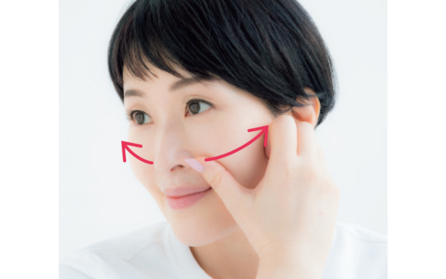 顔全体にクリームをなじませたら、小鼻横からこめかみまで親指で流す