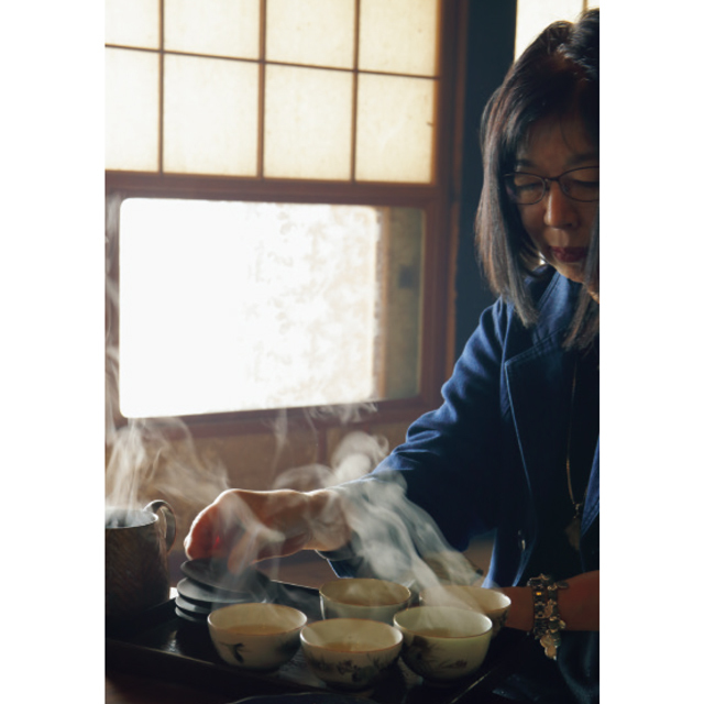 りぐり山茶を淹れる国友さん