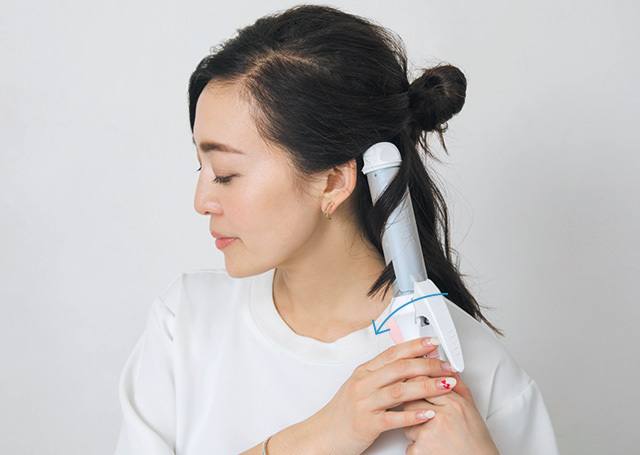 最旬シャツをもっと素敵に! 華やかだけどカジュアルな“今どきツヤ巻きヘア”完全プロセス_1_3