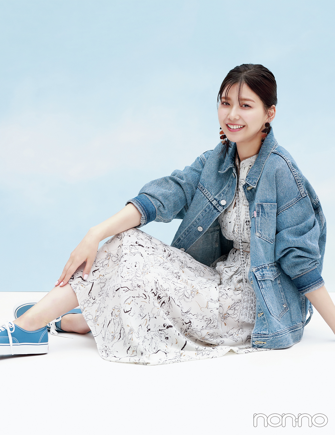 渡邉理佐は繊細な花柄ワンピをジャケットや足元でカジュアルダウン 大学生の毎日コーデ Non No Web ファッション 美容 モデル情報を毎日お届け