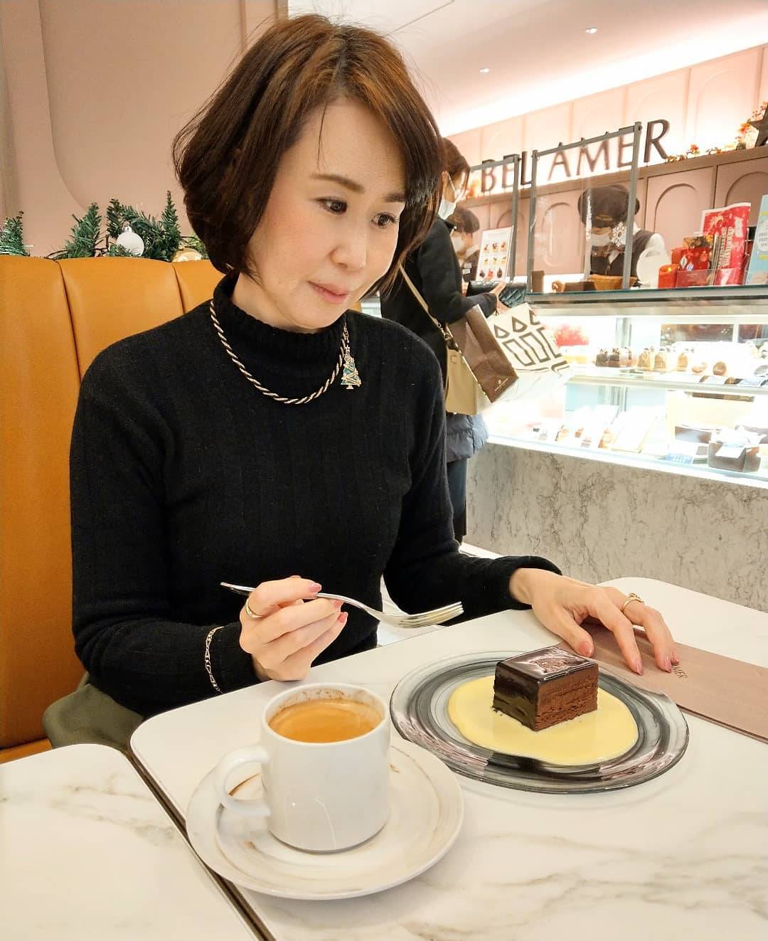 艶々に輝くチョコレート!周りにはアングレーズソース