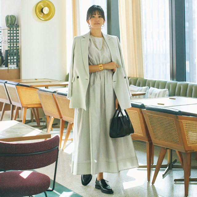 ワンピースにマニッシュなジャケットとレースアップ靴で辛口コーデのRINA