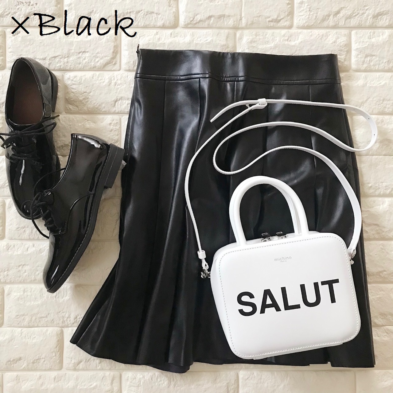 ミチノのバッグと黒アイテムを合わせた画像