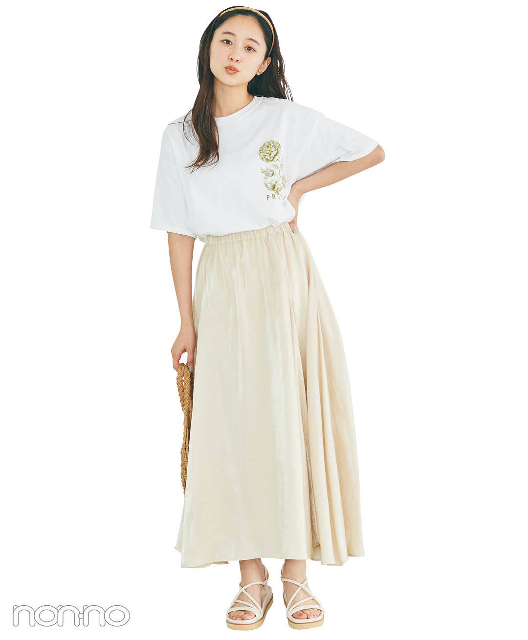 堀田真由のプチロゴTシャツ×Aラインスカートコーデ1