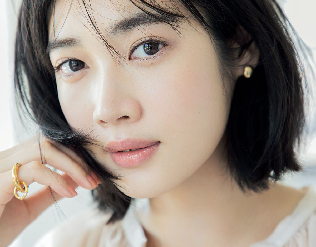 モデル/林田岬優 ベースメイクに重ねる【夏の透明肌キープ策】