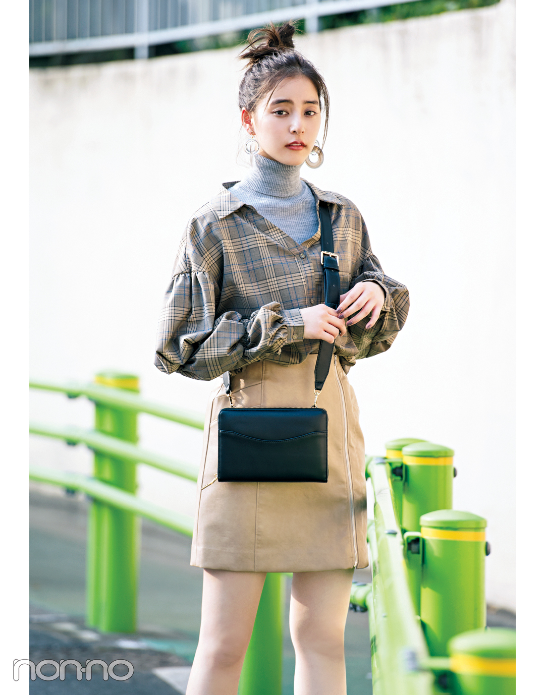 スタイルアップが叶う! ビッグシャツにはミニスカート♡【秋冬トレンド服の正解コーデ教えます】_1_4