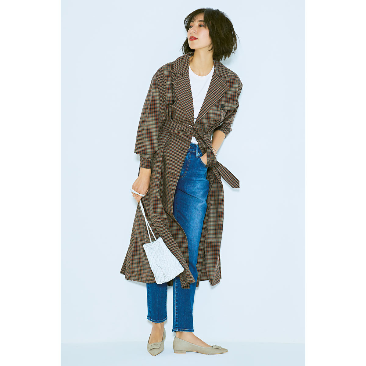 コート×デニムパンツ×グレージュのフラット靴コーデ