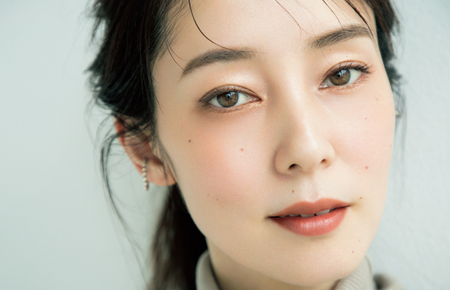 “ツヤ囲み”で2割フェミニン増しメイクの怜花