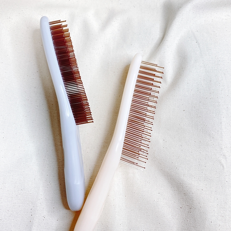 KOBAKOの新作のヘアケアシリーズのヘアスムースブラシはソフトタイプとハードタイプの2種類でピンの長さも異なる