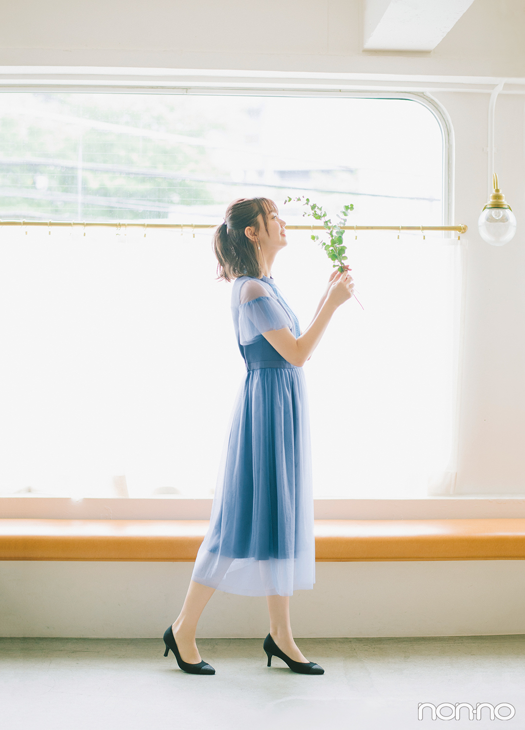 清潔感のあるブルーのチュールを同色のサテンに重ねたドレス
