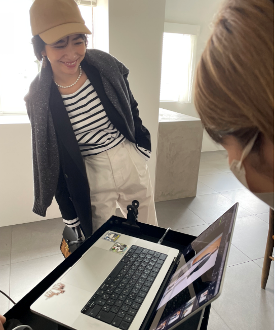「ブーツ」テーマに登場の阪井まどかさん。ニコニコとモニターチェックをしている笑顔が本当に可愛い。
