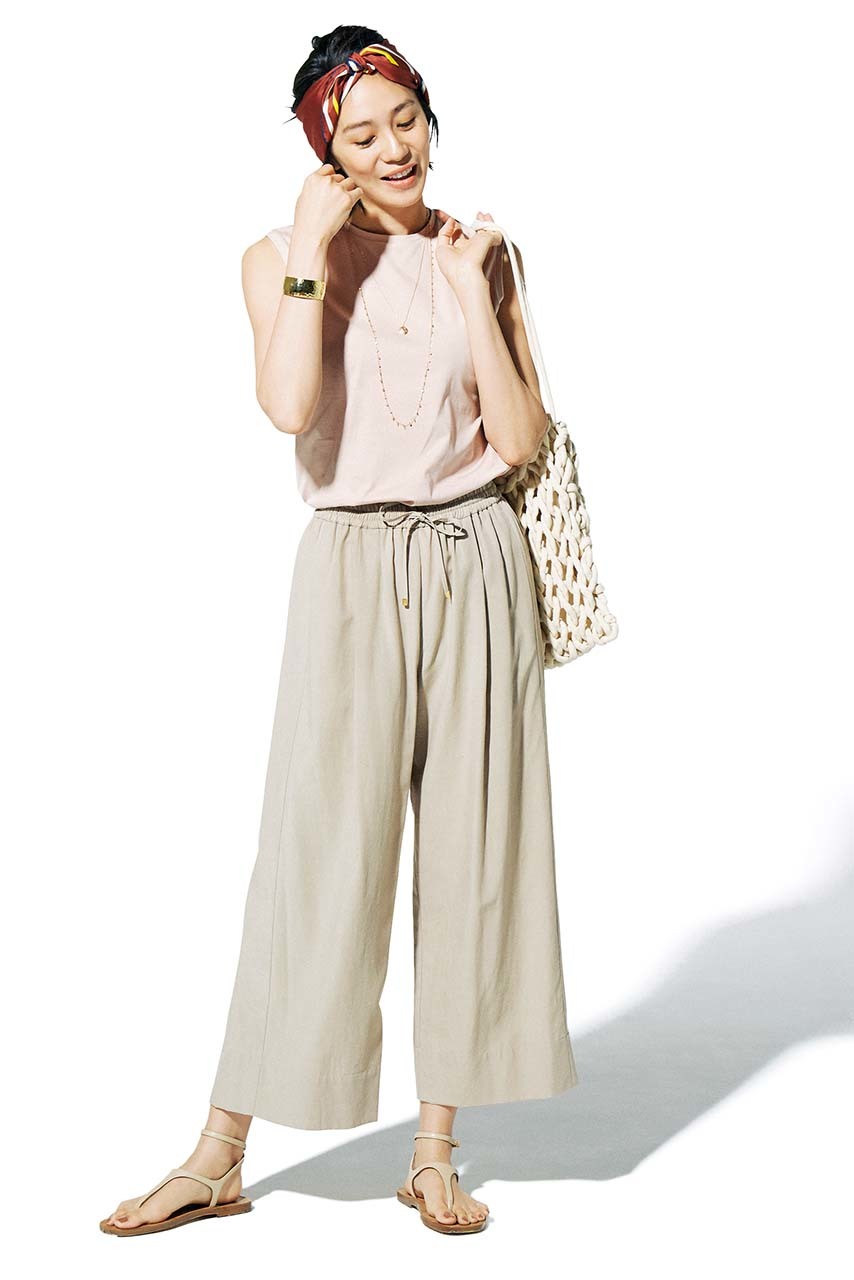 ノースリーブカットソー×ゆるてろパンツコーデを着たモデルの竹内友梨さん