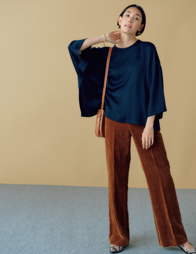 くすんだ色みが印象的なパンツコーデのLIZA