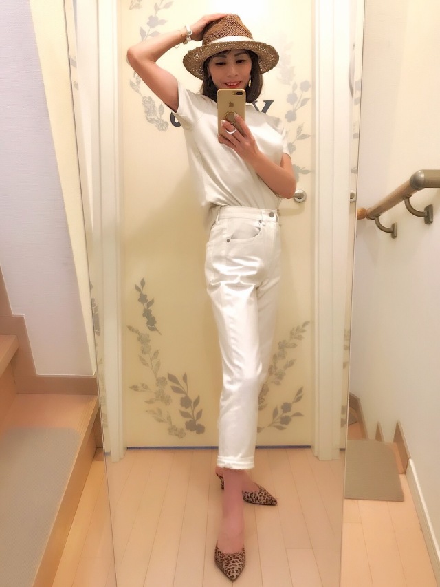 白デニムでもすっきり着られます 適度なゆるさが細見え!