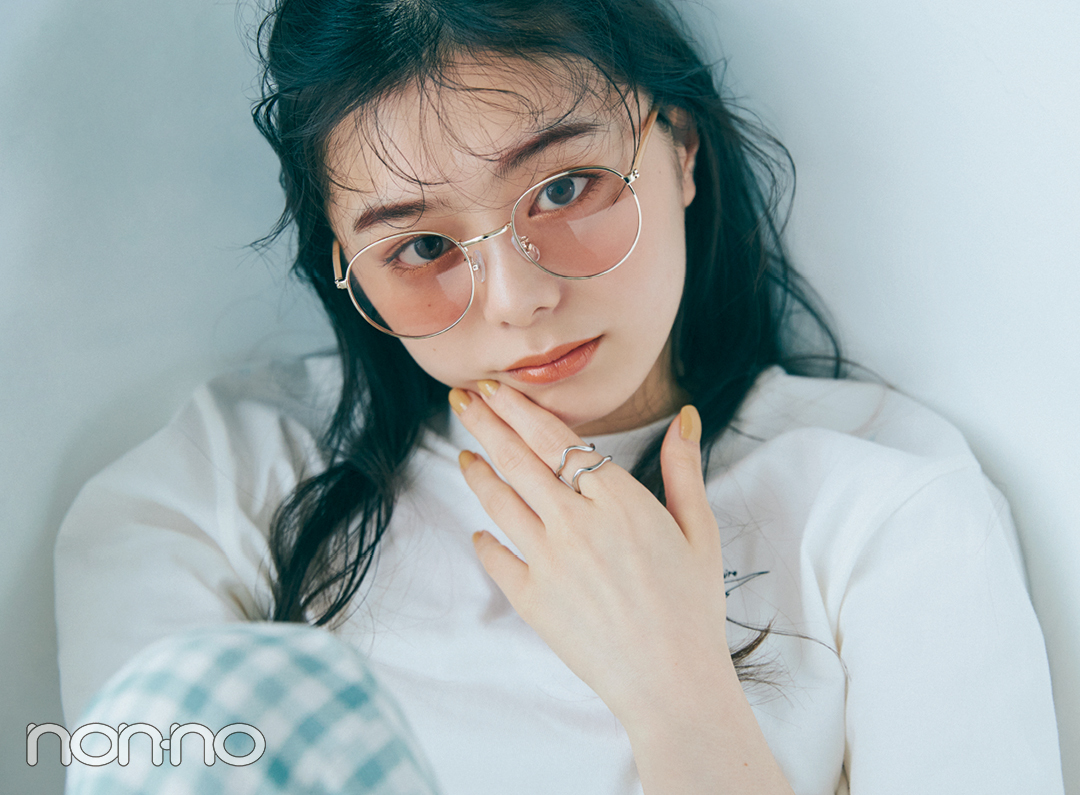 紺野彩夏のプチプラアクセサリー『カラーレンズサングラス×シルバーデザインリング』モデルカット4-1