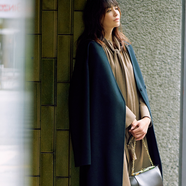 ワンピース 黒コートで凛とした女性らしさを演出 黒のitコートコーデ1 Web Eclat 50代女性のためのファッション ビューティ ライフスタイル最新情報