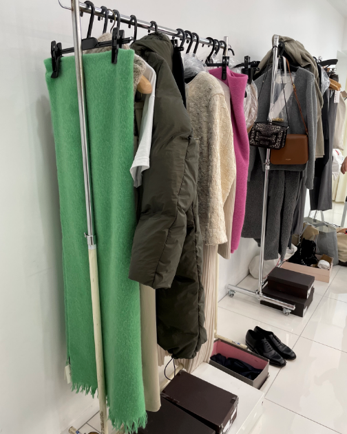 表紙&巻頭特集のときの文字通りの“楽屋”、バックステージ。実際に蛯原友里さんことエビちゃんが着用したお洋服や小物がズラリ。