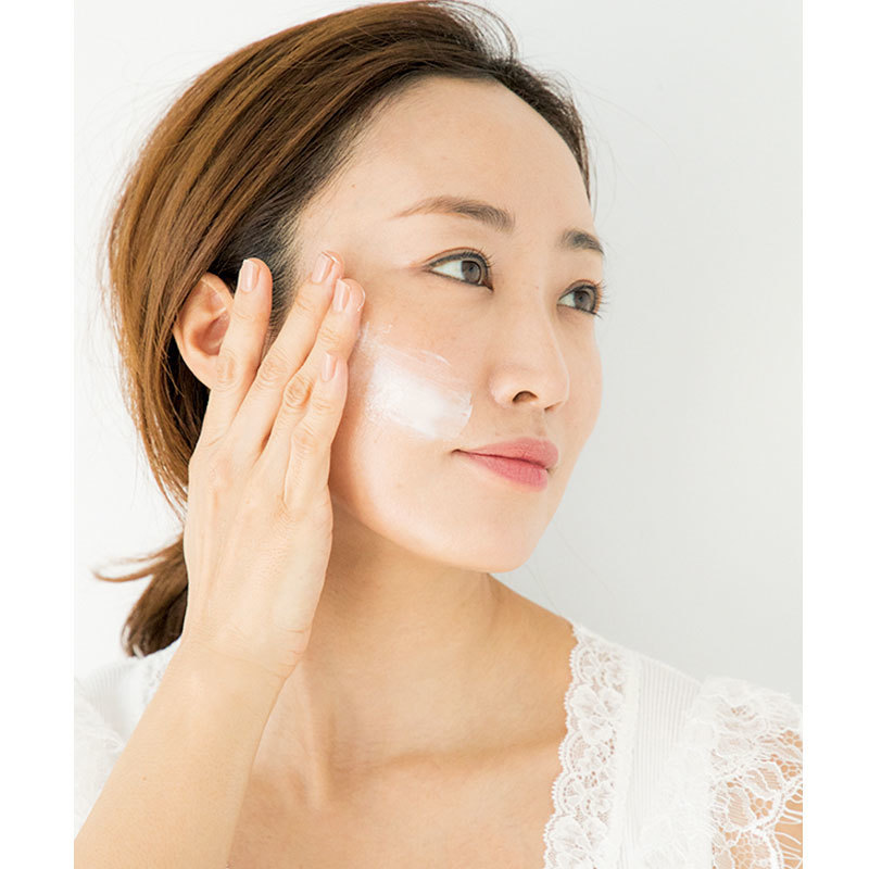 2.頰の下向きの毛穴の中にも入るよう、斜め上方向に。額、鼻、あごにものばす