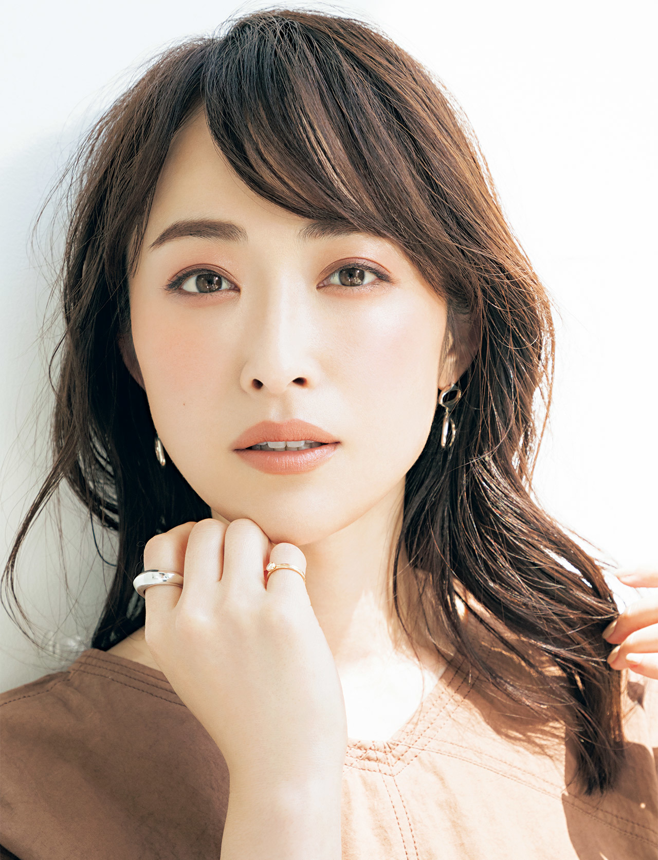 ヘルシーさの中に洗練と知性を宿す幸せ顔