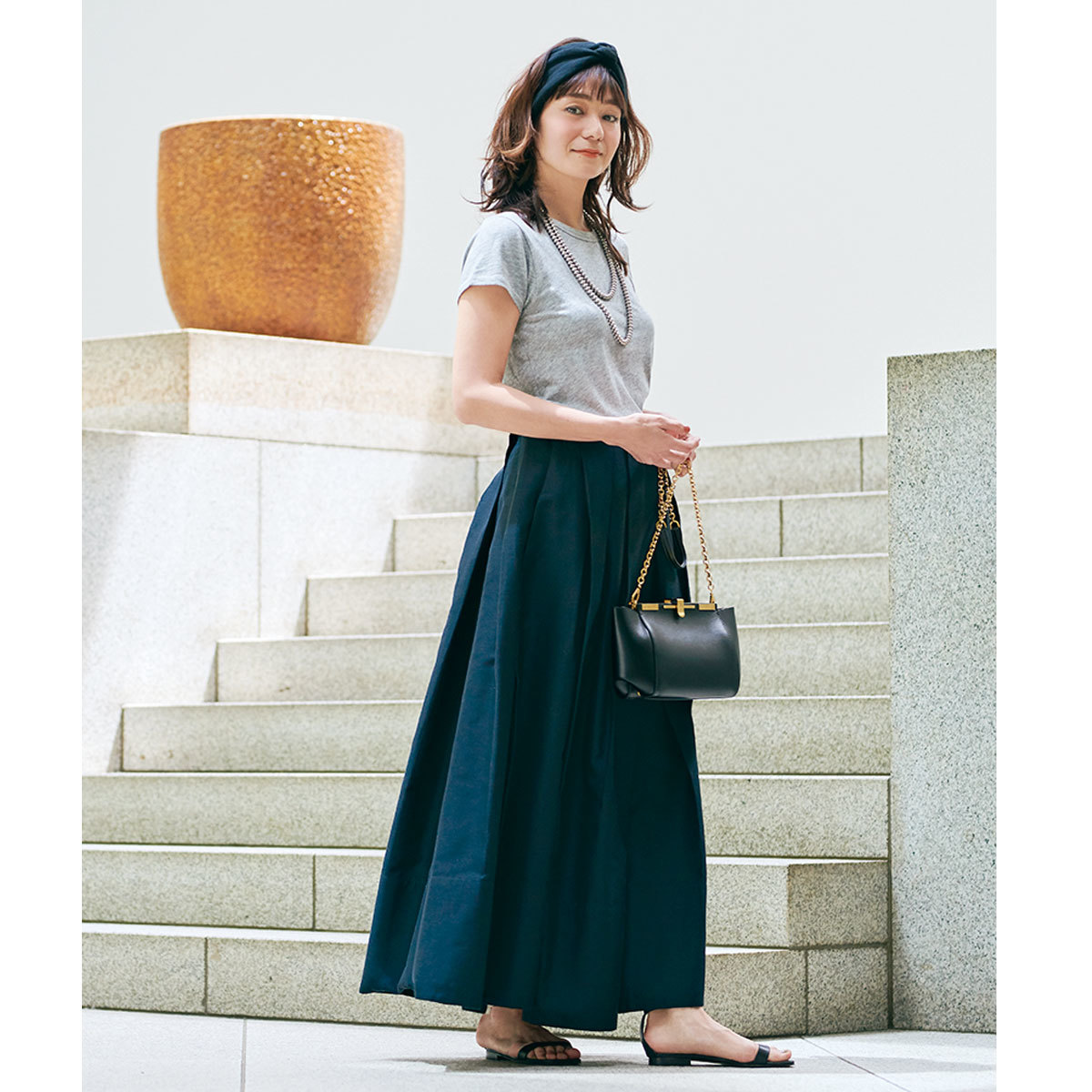 Tシャツ¥12,100/ラグ & ボーン 表参道(ラグ & ボーン) スカート¥68,200/カオス丸の内(カオス) ヘアバンド¥8,580/アルアバイル(ラ メゾンド リリス) ネックレス¥275,000/ロンハーマン(タナーズ インディアン アーツ) バッグ¥170,500/八木通商ザンケッティ事業部(ザンケッティ) 靴¥107,800/ブルーベル・ジャパン(マノロ ブラニク)