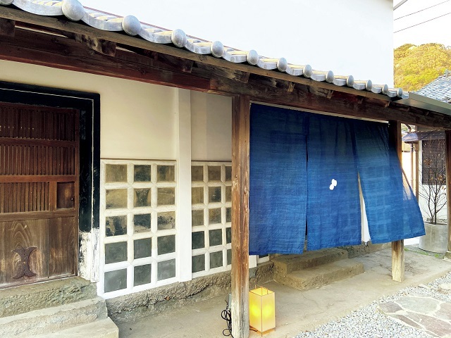母屋の裏手にある白壁の蔵が宿泊棟。