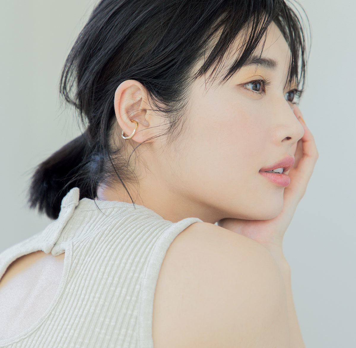 モデル/林田岬優 くすみや汚れを防いで、目もとの明るさをキープ【夏の透明肌キープ策】