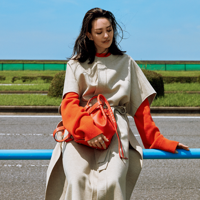 ショートスリーブコートときれい色ニットコーデのRINA