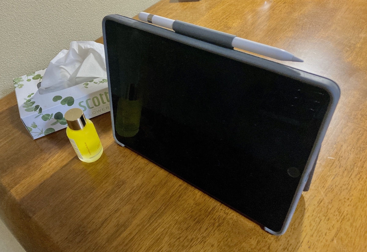 タブレットとティッシュとフェイスオイルを用意