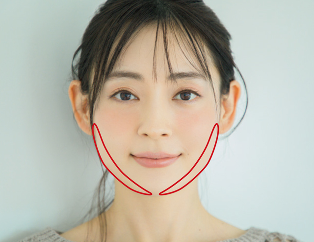 チークでたるみを引き上げる