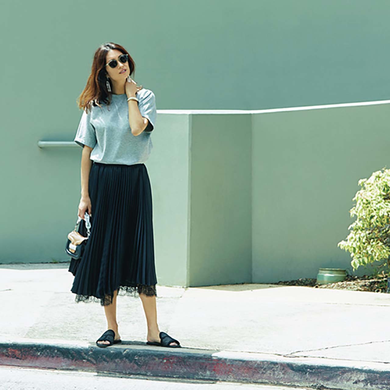 Tシャツ×レーススカートコーデを着たモデルのブレンダさん