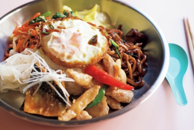 定食は主菜2品と副菜4品¥1,200~(店内はワンドリンクまたはワンスープ制)