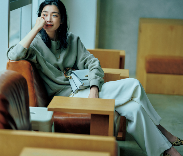 地厚な素材感のスウェットととろみのあるパンツコーデのゆうき