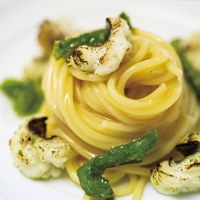 夕方は絶景を前にアペリティフを楽しんだあと、地産食材を使ったイタリア料理のコース