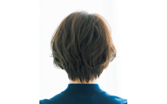 立体感のあるひし形フォルムでヘアとフェイスラインの美しさを引き出すスタイルのバック