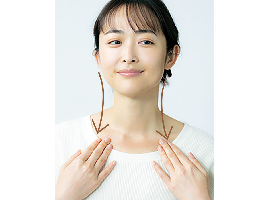 生えぎわからフェイスライン、首すじ、鎖骨に向かって、手のひらをすべらせて、老廃物を流す。