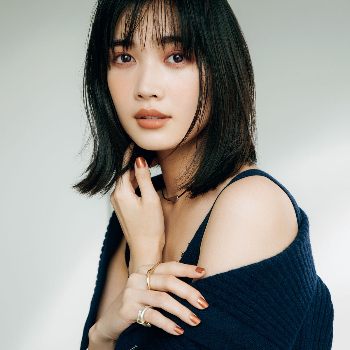 モデル/林田岬優 赤みのあるプラムな目もとでふくよかな感情を表情に宿して