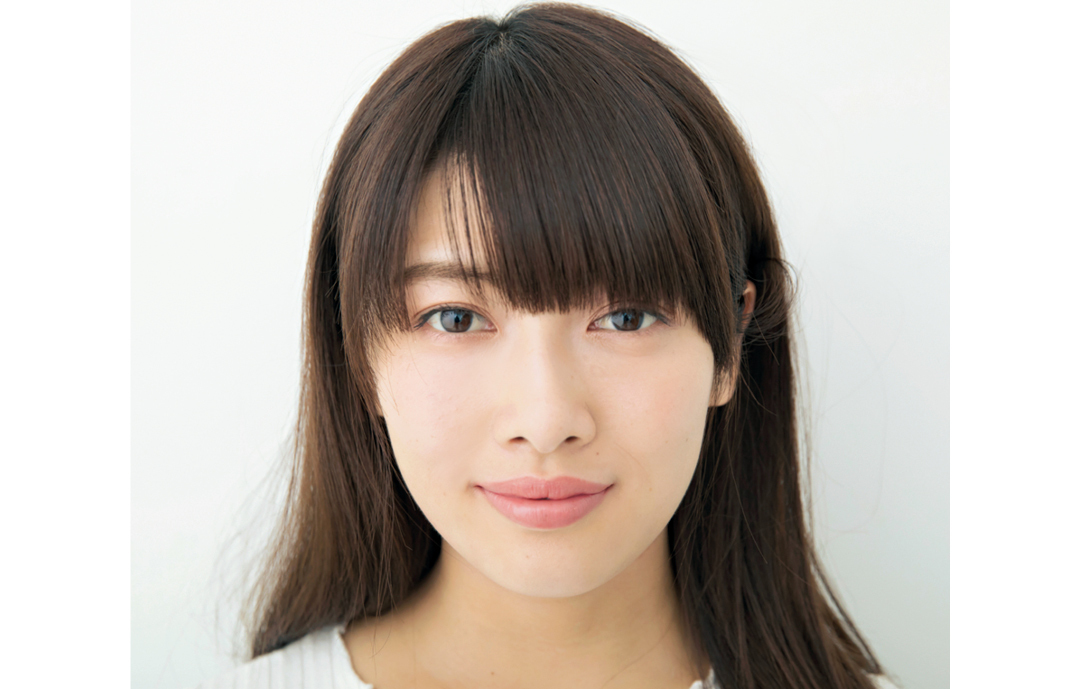 セルフカット完了! サイドへ向かって、徐々に長くなるアシンメトリーな状態。ここからミルク×スプレーでセットすれば流し前髪に。